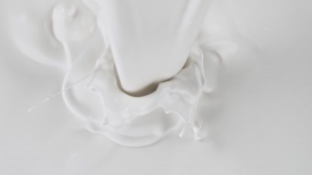 Super Slow Motion Shot Pouring Splashing Fresh Milk 1000Fps Inglês — Vídeo de Stock