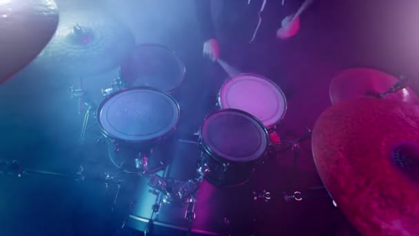Profesjonalny Perkusista Grający Perkusji Studio Neonową Atmosferą Oświetlenia — Wideo stockowe