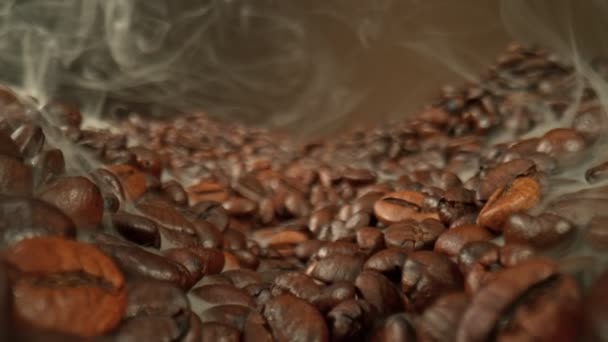 烤咖啡豆和烟熏的超级慢动作滑翔机 每升1000英尺 用4K高速电影摄影机拍摄 — 图库视频影像