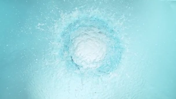 Super Slow Motion Shot Van Ronde Water Plons Lichtblauwe Achtergrond — Stockvideo