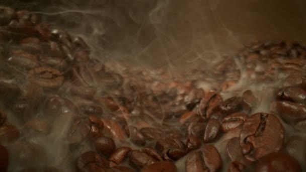 Super Slow Motion Slider Shot Der Röstung Kaffeebohnen Und Rauch — Stockvideo