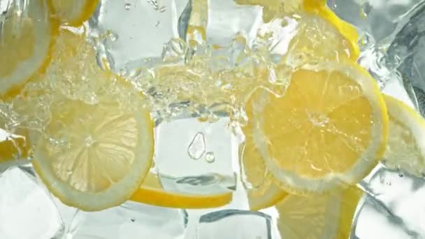 Super Slow Motion Shot Water Wave Splashing Lemon Slices Ice — Vídeo de stock