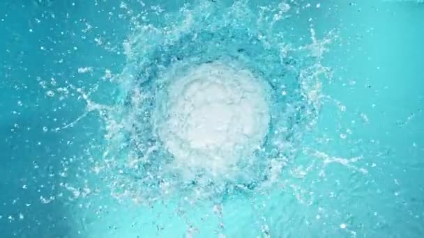 Super Slow Motion Shot Water Splash Sobre Fondo Azul Claro — Vídeos de Stock