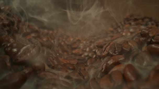 スーパースローモーションスライダー ローストコーヒー豆とスモークのショット 1000 Fps 4Kで高速シネマカメラで撮影された — ストック動画