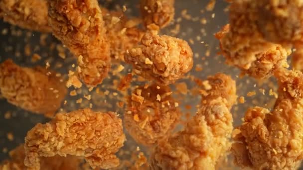 Uçan Sıcak Tavuk Kanatları Nın Süper Yavaş Çekimi Kameraya Doğru — Stok video