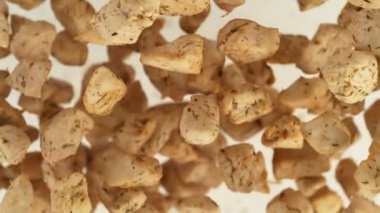 Lezzetli Tavuk Isırıkları 'nın Süper Yavaş Çekimi Beyazlar' da izole edilmiş bir şekilde kameraya doğru uçuyor. Yüksek Hız Sinema Kamerası, 4k.