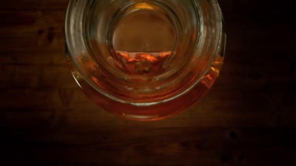 Super Slow Motion Macro Shot Verter Alcohol Desde Interior Botella — Vídeo de stock