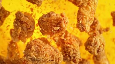 Uçan Sıcak Tavuk Kanatları 'nın Süper Yavaş Çekimi. Kameraya doğru, 300 fite doğru. Yüksek Hız Sinema Kamerası, 4K.