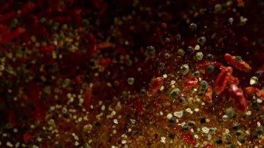 Black Background 'da 2000 fps' te Süper Yavaş Film Patlaması. 4K 'da Yüksek Hız Sinema Kamerası ile çekildi..