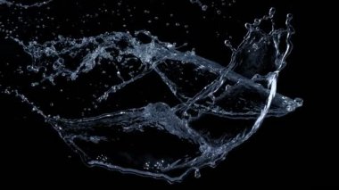 Süper Yavaş Hareketli Su Çekimi 2000 flapta Kara Arkaplan 'da izole edildi. 4K 'da Yüksek Hız Sinema Kamerası ile çekildi.