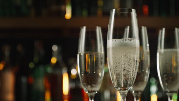 Super Slow Motion Shot Fizzing Fresh Champagne Wine Glass Bar — Vídeo de Stock