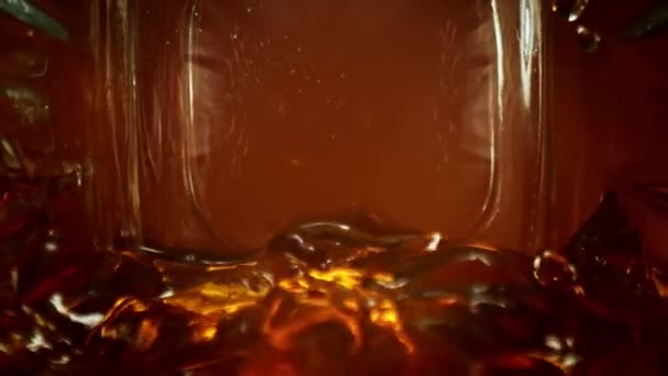 Super Slow Motion Slider Shot Waving Alcohol Bottle Prędkością 1000 — Wideo stockowe