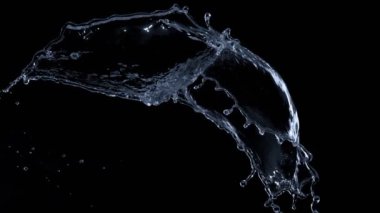 Süper Yavaş Hareketli Su Sıçratma Çekimi 2000 fbit 'te Kara Arkaplanda izole edildi. 4K 'da Yüksek Hız Sinema Kamerası ile çekildi.