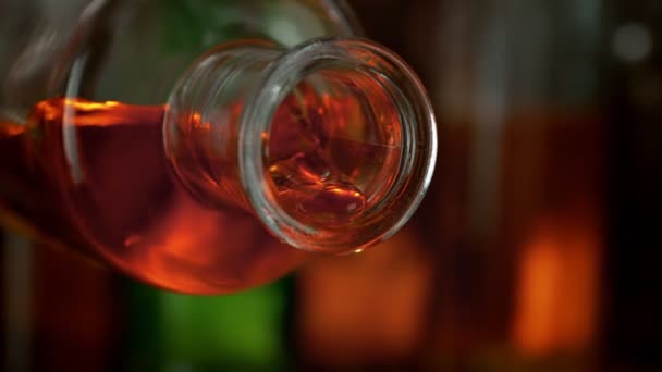Super Cámara Cámara Lenta Que Sigue Alcohol Botella Vidrio Con — Vídeo de stock