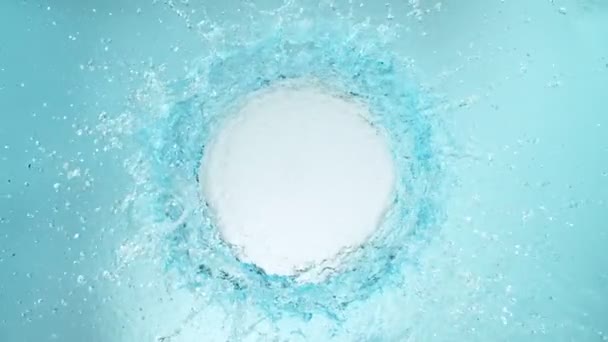 Супер Повільний Знімок Круглої Води Світло Блакитному Тлі Швидкістю 1000 — стокове відео
