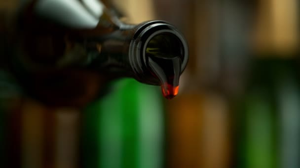 Kırmızı Şarap Akıntısını Zleyen Süper Yavaş Kamera Çekimi Şişeden Cam — Stok video