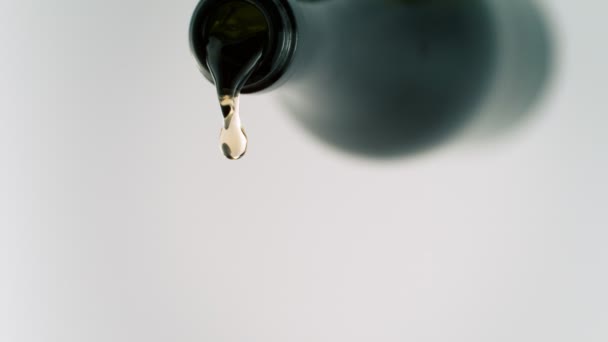 Super Slow Motion Shot Camera White Wine Stream Bule Glass — стоковое видео