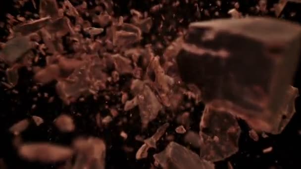 Super Zeitlupe Aufnahme Von Rohen Schokoladenstücken Die Auf Die Kamera — Stockvideo