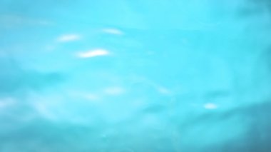 Dalgalanan Hafif Mavi Su Yüzeyi 'nin Süper Yavaş Çekimi. Yüksek Hız Sinema Kamerası, 4K.