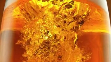 Süper Yavaş Çekim Çekim: Doldurma ve Köpüren Taze Birayı Bardağa 1000fps hızla koy. Yüksek Hız Sinema Kamerası, 4K.