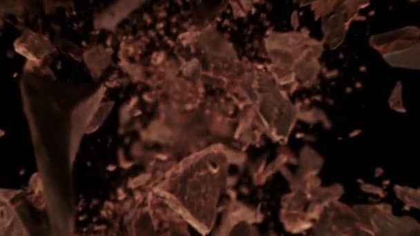 Super Slow Motion Shot Raw Chocolate Chunks Volando Hacia Cámara — Vídeo de stock