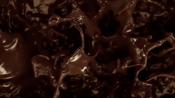 1000 Fpsで溶かしたチョコレートの背景をスプラッシュするスーパースローモーションショット 高速シネマカメラで撮影 — ストック動画