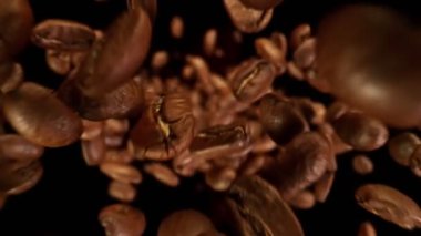 Süper Yavaş Hareket Detaylı Kahve Fasulyesi Çekimi. Kameraya doğru 180 metrede uçuyor. Yüksek Hız Sinema Kamerası, 4k.