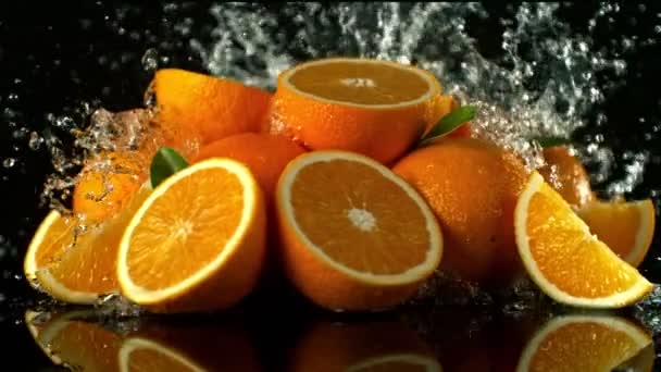 Super Zeitlupe Schuss Wasser Spritzt Über Haufen Frischer Orangen Mit — Stockvideo