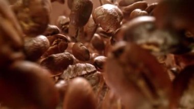 Süper Yavaş Hareket Detaylı Kahve Fasulyesi Çekimi. Kameraya doğru 180 metrede uçuyor. Yüksek Hız Sinema Kamerası, 4k.