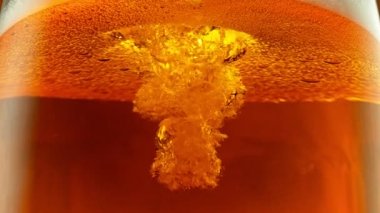 Süper Yavaş Çekim Çekim: Doldurma ve Köpüren Taze Birayı Bardağa 1000fps hızla koy. Yüksek Hız Sinema Kamerası, 4K.