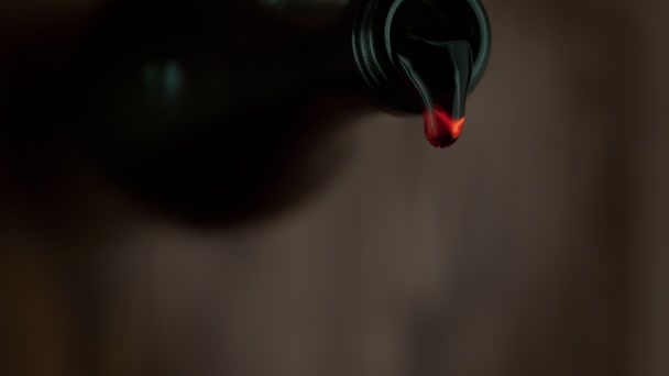Super Cámara Cámara Lenta Siguiendo Corriente Vino Tinto Botella Vidrio — Vídeo de stock