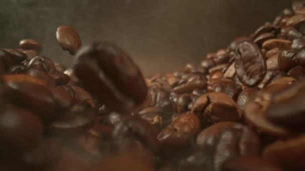 Super Slow Motion Slider Shot Roasting Falling Coffee Beans 1000 — Vídeo de Stock