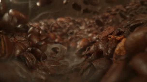 Super Slow Motion Slider Shot Roshing Falling Coffee Beans 1000 — стоковое видео