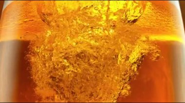 Süper Yavaş Çekim Çekim: Doldurma ve Köpüren Taze Birayı Bardağa 1000fps hızla koy. Yüksek Hız Sinema Kamerası, 4K.