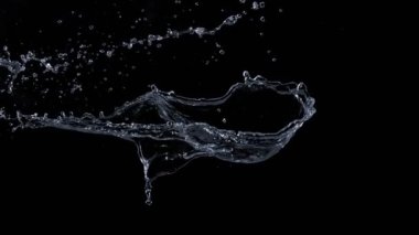 Süper Yavaş Hareketli Su Sıçratma Çekimi 2000 fbit 'te Kara Arkaplanda izole edildi. 4K 'da Yüksek Hız Sinema Kamerası ile çekildi.