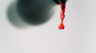 Kırmızı Şarap Akıntısını İzleyen Süper Yavaş Kamera Çekimi. Şişeden Cam 'a, 1000fps' de. Yüksek Hız Sinema Kamerası, 4K.