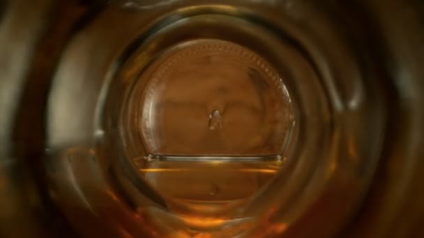 スーパースローモーションマクロショット ペリスコープレンズで1000Fpsでボトルの内部からアルコールを注ぐ 高速シネマカメラで撮影 — ストック動画