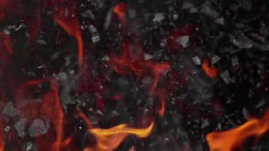 Süper Yavaş Çekim Kömür, Alevler ve Kıvılcımlar 1000 fps hızla Kameraya doğru Patlıyor. 4K 'da Yüksek Hız Sinema Kamerası ile çekildi..