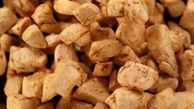 Lezzetli Tavuk Isırıkları 'nın Süper Yavaş Çekimi Kara Arkaplan' da Kara Arkaplan 'da kameraya doğru uçuyor. Yüksek Hız Sinema Kamerası, 4k.