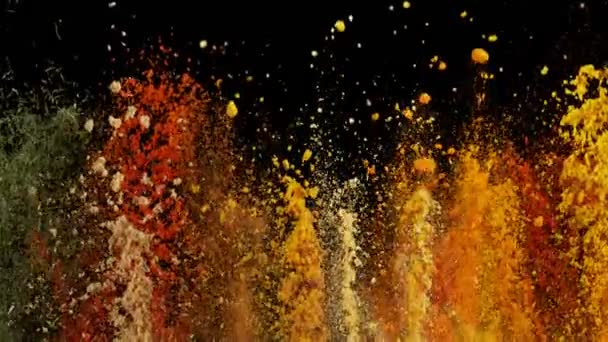 超慢速运动的彩色爆炸的各种香料在黑色背景在1000Fps 用4K高速电影摄影机拍摄 — 图库视频影像