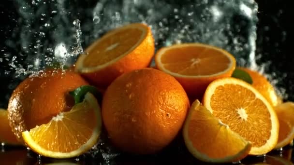 Super Slow Motion Shot Water Splash Heap Van Verse Sinaasappels — Stockvideo