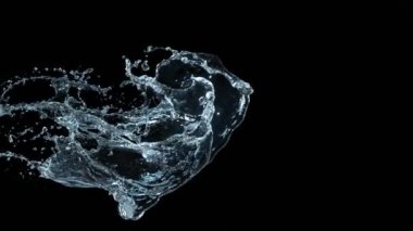 Süper Yavaş Hareketli Su Sıçratma Çekimi 2000 fbit 'te Kara Arkaplanda izole edildi. 4K 'da Yüksek Hız Sinema Kamerası ile çekildi.