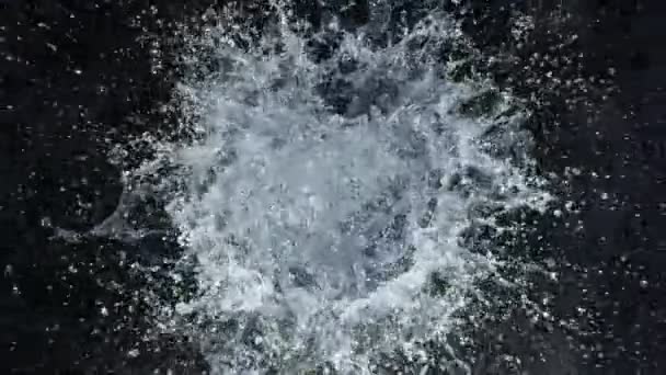 1000Fpsでブラックバックグラウンドに分離された円形水スプラッシュのスーパースローモーションショット 高速シネマカメラで撮影 — ストック動画