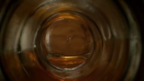 Super Slow Motion Makro Skott Hälla Alkohol Från Insidan Flaskan — Stockvideo