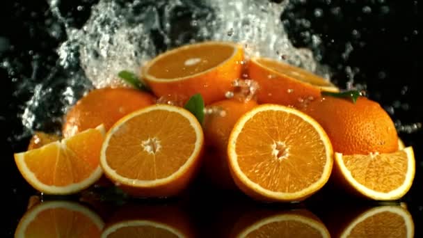 Super Slow Motion Skott Vatten Stänk Över Heap Färska Apelsiner — Stockvideo