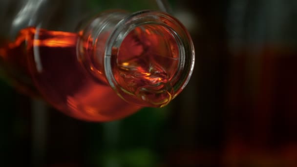 Super Cámara Cámara Lenta Que Sigue Alcohol Botella Vidrio Con — Vídeo de stock
