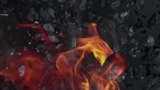 Σούπερ Αργή Κίνηση Shot Του Άνθρακα Φλόγες Και Σπινθήρες Έκρηξη — Αρχείο Βίντεο