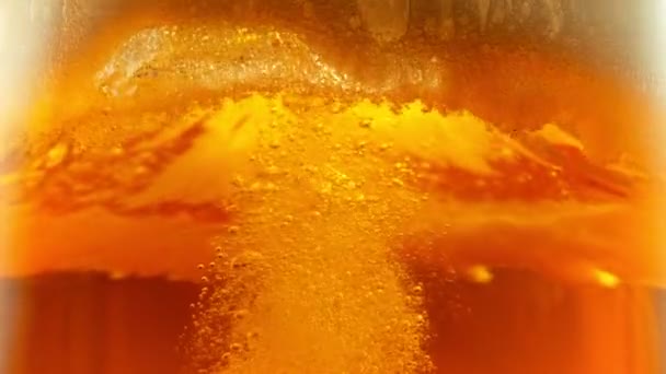 Super Slow Motion Shot Bubbling Sling Beer Glass 1000Fps Съемки — стоковое видео