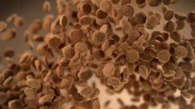 Kahverengi Arkaplanda Uçan Evcil Hayvan Yemeğinin Süper Yavaş Çekimi. Yüksek Hız Sinema Kamerası, 4k.