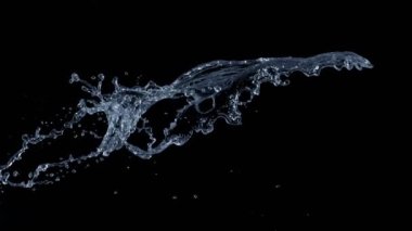Süper Yavaş Hareketli Su Sıçratma Çekimi 2000 fbit 'te Kara Arkaplanda izole edildi. 4K 'da Yüksek Hız Sinema Kamerası ile çekildi.